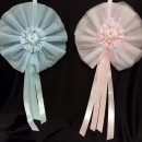 Coccarda tulle e doppio raso a scacchi azz. o rosa.Applicazione cuore con pizzo e carozzina.Diam.46 MADE IN ITALY