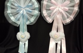 Coccarda tulle e doppio raso azz.o rosa con fiocchi a pois e applicazione cuore con orsetto .Diam.CM.46 MADE IN ITALY