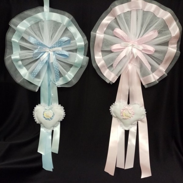 Coccarda tulle e doppio raso azz.o rosa con fiocchi a pois e applicazione cuore con orsetto .Diam.CM.46 MADE IN ITALY