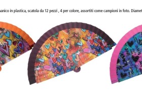 Ventagli in tessuto con manico in plastica.Assortiti come da foto. Diam.CM 43