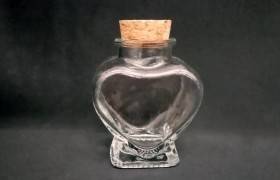 Vasetto vetro forma cuore con tappo sughero.Mis.8x6 circa(tappo compreso)
