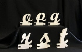 Lettere di legno in corsivo minuscolo. H 12x12