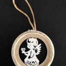 Tondo legno con angelo e applicazione strass. Diam. 6
