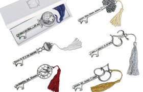 Chiave apribottiglie in ottone con bagno argento e nappa tessuto, con scatola. MADE IN ITALY