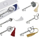 Chiave apribottiglie in ottone con bagno argento e nappa tessuto, con scatola. MADE IN ITALY