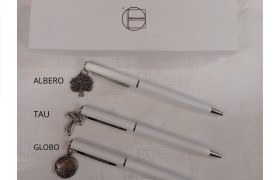Penna a sfera con ciondolo ottone bagno argento e scatola.CM.13 MADE IN ITALY