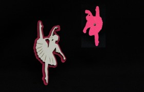 Ballerina in legno con calamita. CM 7.5