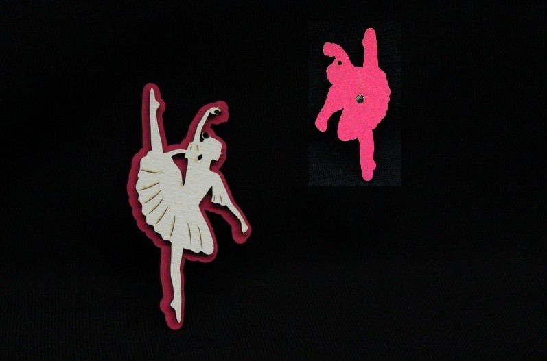 Ballerina in legno con calamita. CM 7.5