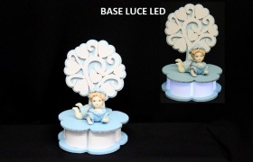 Albero legno con base luce LED e bimbo ceramica con scatola. Diam. 12 H 17