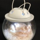 Sfera vetro con rosa e sassolini da appendere, con luce LED. Diam. 12