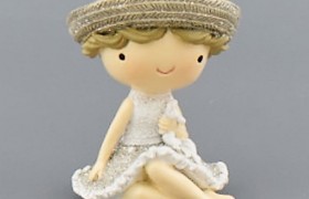 Bimba in resina seduta con dettagli glitter. CM 4x4 H 5.5