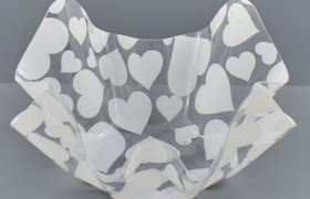Ciotola plastica fazzoletto con cuori bianchi. CM 18x18 H 9