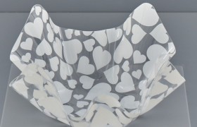 Ciotola plastica fazzoletto con cuori bianchi. CM 23x23 H 12