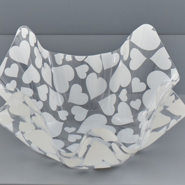 Ciotola plastica fazzoletto con cuori bianchi. CM 23x23 H 12