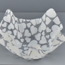 Ciotola plastica fazzoletto con cuori bianchi. CM 23x23 H 12