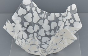 Ciotola plastica fazzoletto con cuori bianchi. CM 26x26 H 15.5