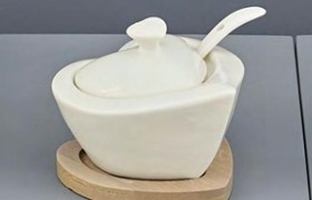 Zuccheriera ceramica bianca con base legno.