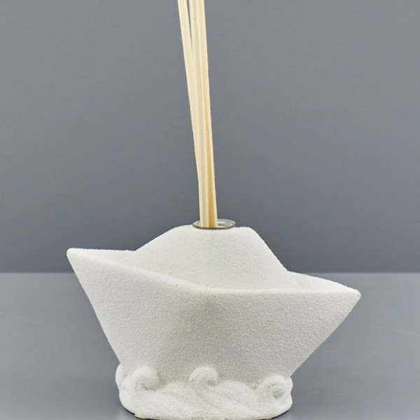 Profumatore ceramica bianca forma barca. CM 11x5.2 H 7.5