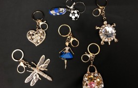 Portachiavi metallo con strass, vari soggetti. CM 10/11