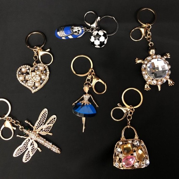 Portachiavi metallo con strass, vari soggetti. CM 10/11