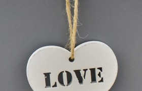 Set 6 appendini forma cuore in legno con scritta LOVE. CM 5