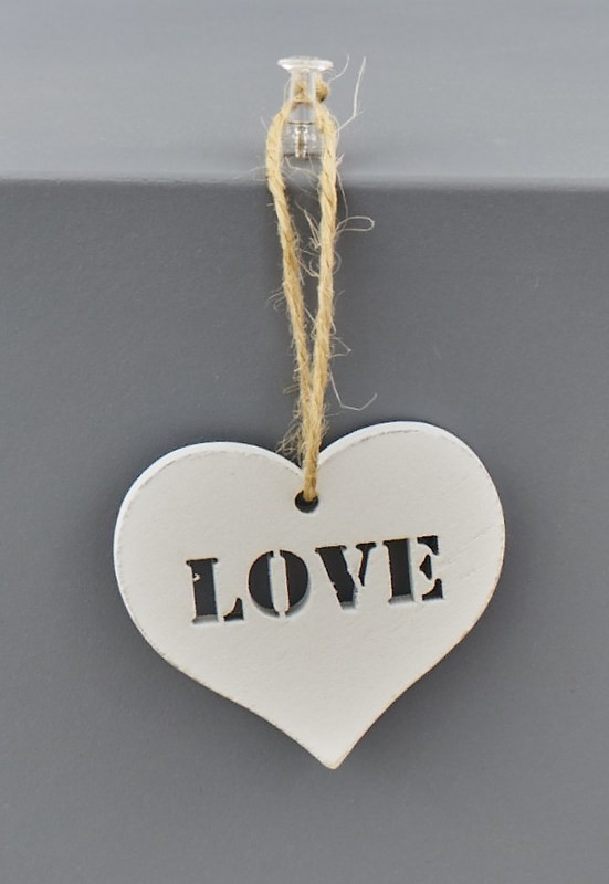 Set 6 appendini forma cuore in legno con scritta LOVE. CM 5