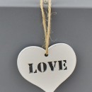 Set 6 appendini forma cuore in legno con scritta LOVE. CM 5