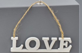 Set 6 appendini in legno con scritta LOVE. CM 9.5x2.5