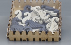 Set 24 cavalluccio in legno da applicazione bianco/blu. CM 4