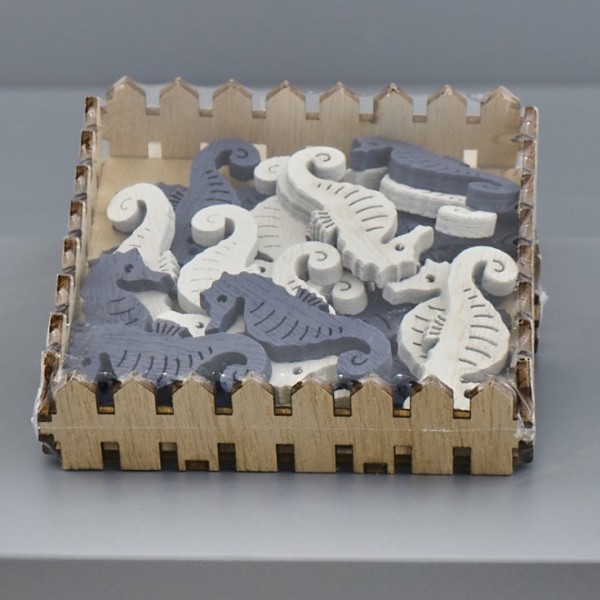 Set 24 cavalluccio in legno da applicazione bianco/blu. CM 4