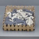 Set 24 cavalluccio in legno da applicazione bianco/blu. CM 4