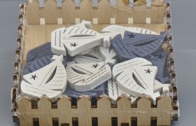 Set 24 barca in legno da applicazione bianco/blu. CM 4