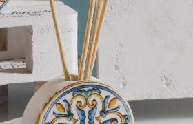 Profumatore resina tondo, decoro maiolica con scatola. CM 6x6 MADE IN ITALY