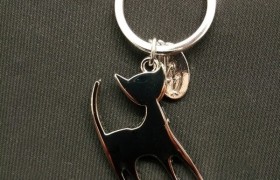 Portachiavi metallo con gatto. CM 4
