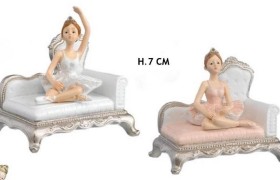 Ballerina su sofa in resina. Ass 2. H 7