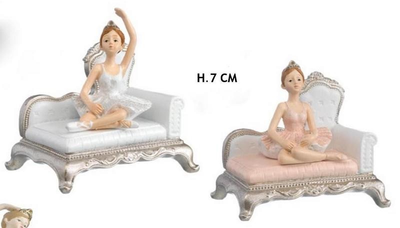 Ballerina su sofa in resina. Ass 2. H 7