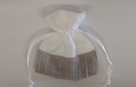 Sacchetto doppio tessuto,base tortora, con tirante. CM 10x12