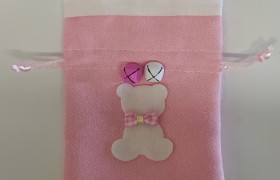 Sacchetto tessuto rosa con applicazione orso. CM 10x13