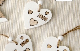 Cuore in legno e resina con corda. Ass 3. CM 6