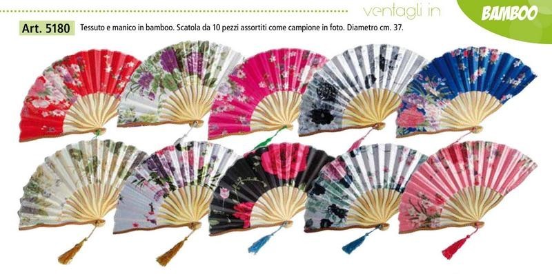 Ventagli in tessuto con manico in bamboo, assortiti come i campioni in foto. DIAM.37CM