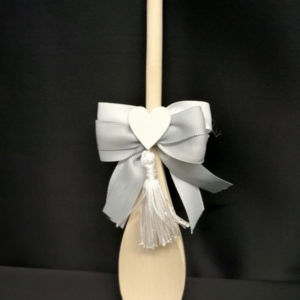 Cucchiaio in legno da cucina con applicazione cuori e fiocchi. CM 20
