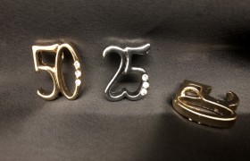 Ciondolo metallo 25° e 50° con passante e strass. CM 2