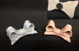 Fiocco porcellana con calamita, rosa o azzurro. CM 5x3