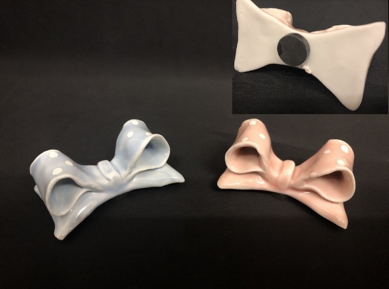 Fiocco porcellana con calamita, rosa o azzurro. CM 5x3