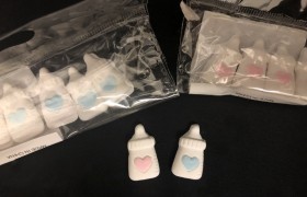 Set 12 gessi forma biberon con cuore rosa o azzurro. CM 2