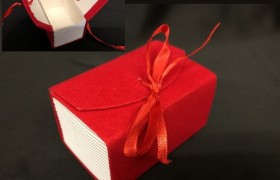 Scatola libro vellutino con nastro. CM 8x5 H 4