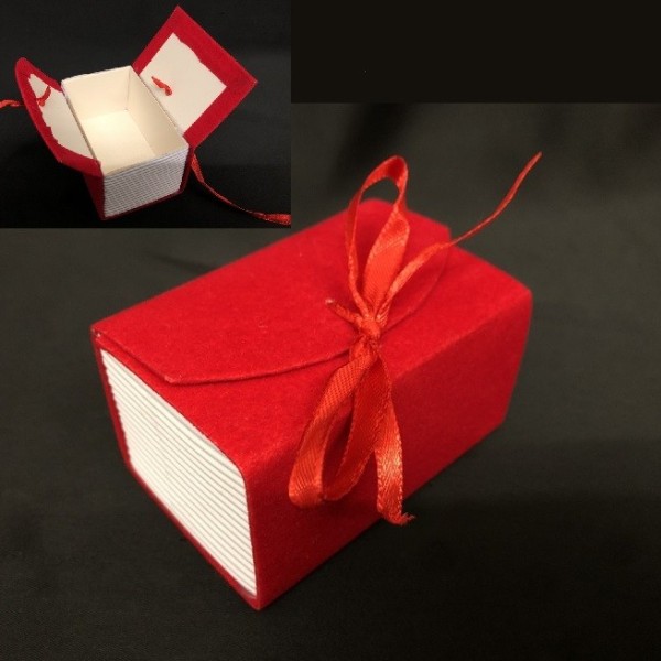 Scatola libro vellutino con nastro. CM 8x5 H 4