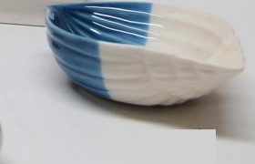 Ciotola ceramica bicolor con scatola. CM 15x10 H 4