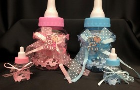 Biberon contenitore con 10 biberon plastica decorati all'interno, rosa o azzurro. H 23