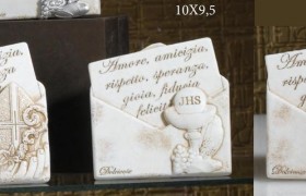 Icona resina forma lettera con scatola pvc porta confetti interna e scatola. CM 10x9.5 MADE IN ITALY
